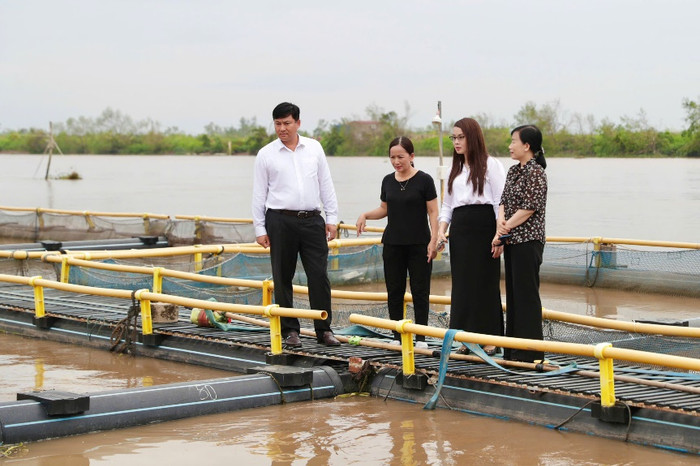 Đoàn công tác thăm hỏi, động viên khách hàng Phạm Văn Nhiêu tại huyện Tiên Lãng - Hải Phòng, bị thiệt hại khoảng 200 tấn cá giống, cá thịt (gồm cá lăng, cá tầm và cá diêu hồng) và 3 khu lán trại, thiệt hại ước tính 13 tỷ đồng Đoàn công tác thăm hỏi, động viên khách hàng Phạm Văn Nhiêu tại huyện Tiên Lãng - Hải Phòng, bị thiệt hại khoảng 200 tấn cá giống, cá thịt (gồm cá lăng, cá tầm và cá diêu hồng) và 3 khu lán trại, thiệt hại ước tính 13 tỷ đồng