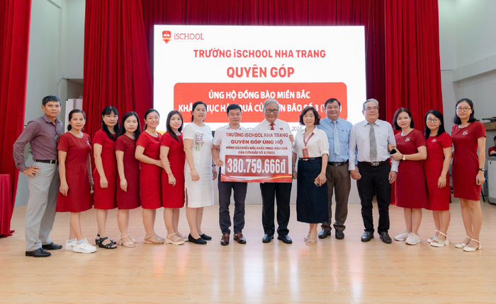 Ban Giám hiệu trường iSchool Nha Trang đại diện chuyển số tiền quyên góp đến Đài Phát thanh và Truyền hình tỉnh Khánh Hòa. Ảnh: iSchool Nha Trang. thumb.png
