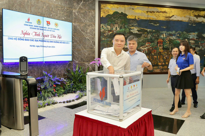 Tổng giám đốc Petrovietnam Lê Ngọc Sơn tham gia quyên góp hỗ trợ đồng bào chịu thiệt hại do bão số 3. A3 (15).jpg