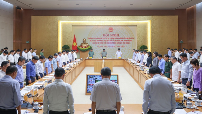 Các đại biểu dành phút mặc niệm tưởng nhớ các nạn nhân bị thiệt mạng do bão lũ. Ảnh: VGP/Nhật Bắc Các đại biểu dành phút mặc niệm tưởng nhớ các nạn nhân bị thiệt mạng do bão lũ. Ảnh: VGP/Nhật Bắc