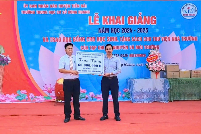 Đại diện Tập đoàn Geleximco trao tặng thiết bị thư viện cho Trường Trung học cơ sở Đông Hoàng, huyện Tiền Hải. anh 3 (8).jpg