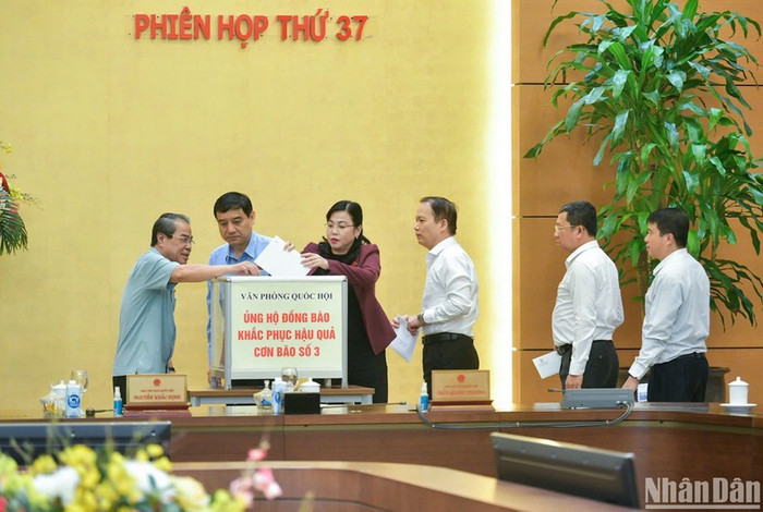 Các Ủy viên Ủy ban Thường vụ Quốc hội ủng hộ đồng bào khắc phục hậu quả cơn bão số 3. (Ảnh: Duy Linh) Các Ủy viên Ủy ban Thường vụ Quốc hội ủng hộ đồng bào khắc phục hậu quả cơn bão số 3. (Ảnh: Duy Linh)
