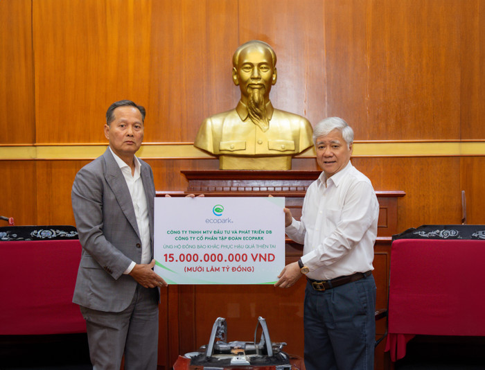 Ông Đỗ Văn Chiến - Ủy viên Bộ Chính trị, Bí thư Trung ương Đảng, Chủ tịch Ủy ban Trung ương Mặt trận Tổ quốc Việt Nam tiếp nhận ủng hộ từ Nhà sáng lập Ecopark. ecopark2.jpg