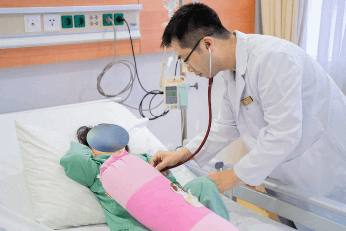 Bác sĩ Vinmec thăm khám bệnh nhi sau ca phẫu thuật. Ảnh 2.png