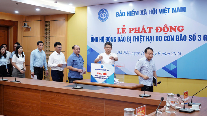 Các cán bộ, công chức của Bảo hiểm xã hội Việt Nam ủng hộ đồng bào bị thiệt hại do cơn bão số 3 gây ra. Các cán bộ, công chức của BHXH Việt Nam ủng hộ đồng bào khắc phục bão s.jpeg