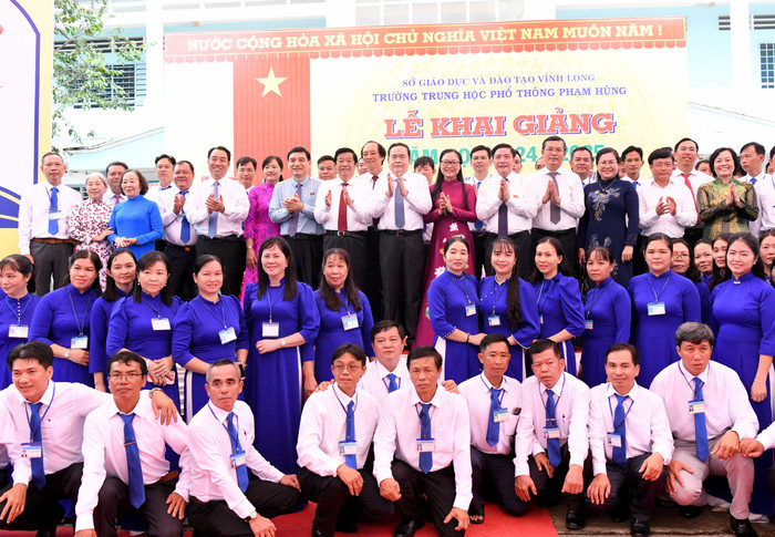 Chủ tịch Quốc hội Trần Thanh Mẫn và các thầy cô Trường Trung học phổ thông Phạm Hùng, tỉnh Vĩnh Long. Ảnh: Lâm Hiển Chủ tịch Quốc hội Trần Thanh Mẫn và các thầy cô Trường Trung học phổ thông Phạm Hùng, tỉnh Vĩnh Long. Ảnh: Lâm Hiển