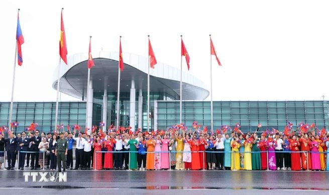 Đông đảo nhân dân Thủ đô Hà Nội cùng cán bộ, nhân viên Đại sứ quán và lưu học sinh Lào ra sân bay quốc tế Nội Bài chào đón Tổng Bí thư, Chủ tịch nước Lào Thongloun Sisoulith cùng Phu nhân và Đoàn đại biểu cấp cao Đảng, Nhà nước Lào thăm cấp Nhà nước tới Việt Nam. (Ảnh: Phạm Kiên/TTXVN) Đông đảo nhân dân Thủ đô Hà Nội cùng cán bộ, nhân viên Đại sứ quán và lưu học sinh Lào ra sân bay quốc tế Nội Bài chào đón Tổng Bí thư, Chủ tịch nước Lào Thongloun Sisoulith cùng Phu nhân và Đoàn đại biểu cấp cao Đảng, Nhà nước Lào thăm cấp Nhà nước tới Việt Nam. (Ảnh: Phạm Kiên/TTXVN)