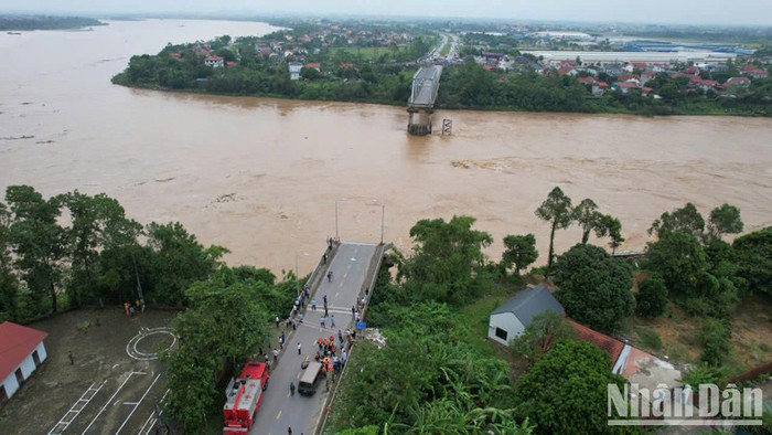 Sự cố sập nhịp cầu Phong Châu. (Ảnh: Ngọc Long) cau phong chau.jpg