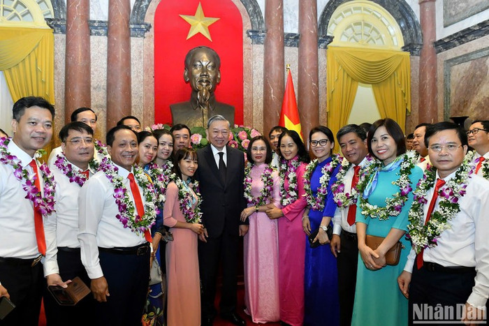 Tổng Bí thư, Chủ tịch nước Tô Lâm với các đại biểu được tôn vinh trong phong trào thi đua “Tham mưu giỏi, phục vụ tốt” giai đoạn 2019-2024. Tổng Bí thư, Chủ tịch nước Tô Lâm với các đại biểu được tôn vinh trong phong trào thi đua “Tham mưu giỏi, phục vụ tốt” giai đoạn 2019-2024.