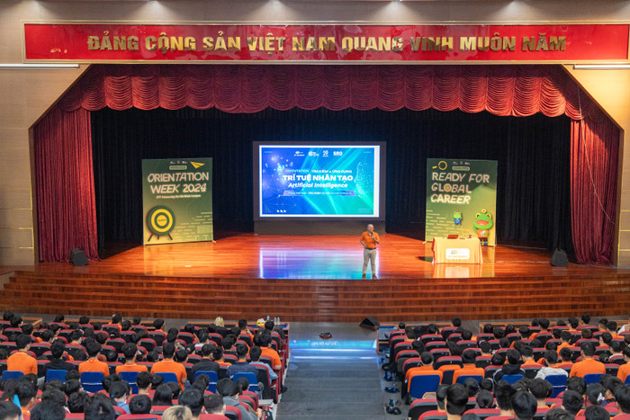 Tân sinh viên Trường Đại học FPT phân hiệu Thành phố Hồ Chí Minh tại buổi hướng dẫn ứng dụng các công cụ AI trong học tập. TCBC OR AI K20 Anh 1.jpg