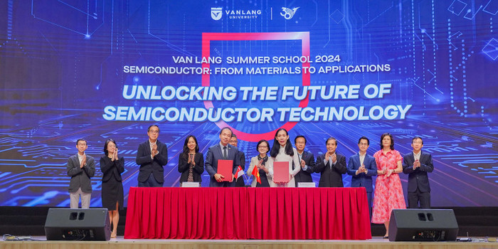 Giáo sư Aaron Thean, Phó Chủ tịch (Học thuật) - Hiệu trưởng Đại học Quốc gia Singapore (NUS), và Phó Giáo sư Tiến sĩ Trần Thị Mỹ Diệu - Hiệu trưởng Trường Đại học Văn Lang ký kết MOU. Giáo sư Aaron Thean, Phó Chủ tịch (Học thuật) - Hiệu trưởng Đại học Quốc gia Singapore (NUS), và Phó Giáo sư Tiến sĩ Trần Thị Mỹ Diệu - Hiệu trưởng Trường Đại học Văn Lang ký kết MOU.