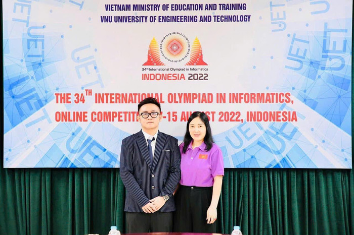 Chủ nhân của 4 tấm huy chương Tin học khu vực và quốc tế - Trương Văn Quốc Bảo và cô giáo chủ nhiệm. phan4.jpg