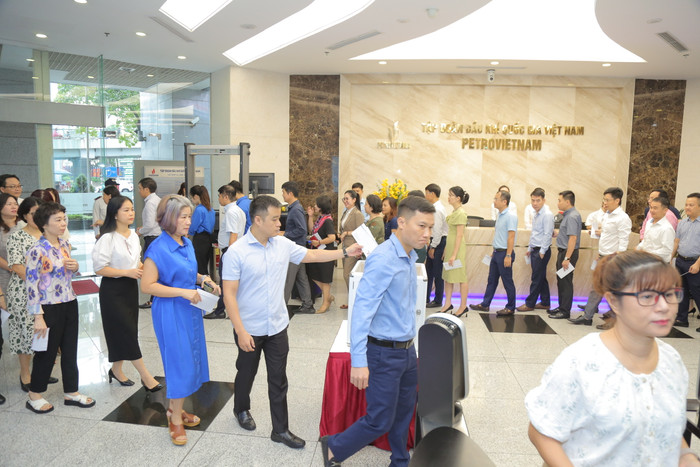 Các đồng chí lãnh đạo và cán bộ, công nhân viên Cơ quan Tập đoàn Dầu khí Việt Nam tham gia quyên góp, ủng hộ. A7 (3).jpg