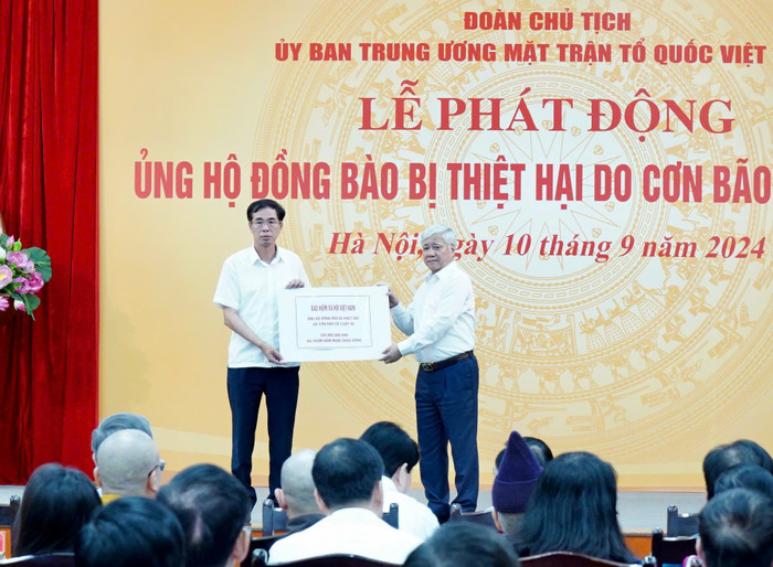 Phó Tổng Giám đốc Bảo hiểm xã hội Việt Nam Đào Việt Ánh đại diện tới dự và trao số tiền 350 triệu đồng tới Ủy ban Trung ương Mặt trận Tổ quốc Việt Nam. Phó Tổng Giám đốc.jpeg