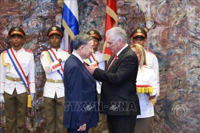 Bí thư thứ nhất Đảng Cộng sản Cuba, Chủ tịch Cuba Miguel Diaz Canel Bermudez trao tặng Huân chương Jose Marti cho Tổng Bí thư, Chủ tịch nước Tô Lâm. Bí thư thứ nhất Đảng Cộng sản Cuba, Chủ tịch Cuba Miguel Diaz Canel Bermudez trao tặng Huân chương Jose Marti cho Tổng Bí thư, Chủ tịch nước Tô Lâm.