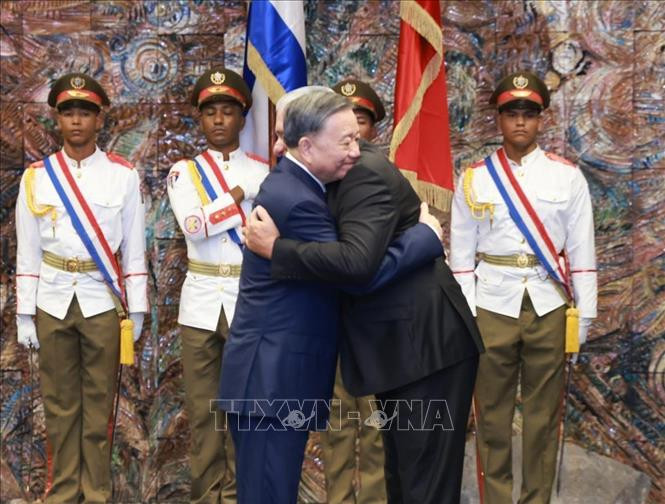 Bí thư thứ nhất Đảng Cộng sản Cuba, Chủ tịch Cuba Miguel Diaz Canel Bermudez và Tổng Bí thư, Chủ tịch nước Tô Lâm thể hiện tình cảm chân thành của những người anh em thân thiết. Bí thư thứ nhất Đảng Cộng sản Cuba, Chủ tịch Cuba Miguel Diaz Canel Bermudez và Tổng Bí thư, Chủ tịch nước Tô Lâm thể hiện tình cảm chân thành của những người anh em thân thiết.