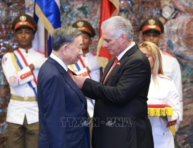 Bí thư thứ nhất Đảng Cộng sản Cuba, Chủ tịch Cuba Miguel Diaz Canel Bermudez trao tặng Huân chương Jose Marti cho Tổng Bí thư, Chủ tịch nước Tô Lâm. Bí thư thứ nhất Đảng Cộng sản Cuba, Chủ tịch Cuba Miguel Diaz Canel Bermudez trao tặng Huân chương Jose Marti cho Tổng Bí thư, Chủ tịch nước Tô Lâm.