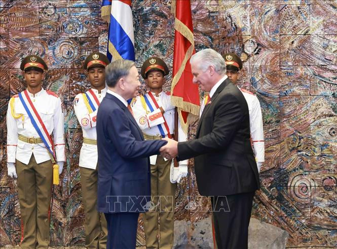 Chủ tịch Cuba Miguel Diaz Canel Bermudez (bên phải) nồng nhiệt chúc mừng Tổng Bí thư, Chủ tịch nước Tô Lâm. Chủ tịch Cuba Miguel Diaz Canel Bermudez (bên phải) nồng nhiệt chúc mừng Tổng Bí thư, Chủ tịch nước Tô Lâm.