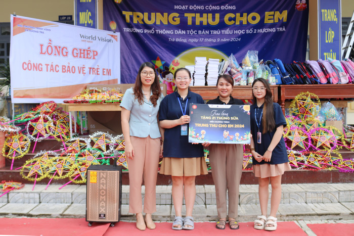 Đại diện học sinh IEC trao tặng 21 thùng sữa tại hoạt động “Trung thu cho em 2024”. Đại diện học sinh IEC trao tặng 21 thùng sữa tại hoạt động “Trung thu cho em 2024”.JPG