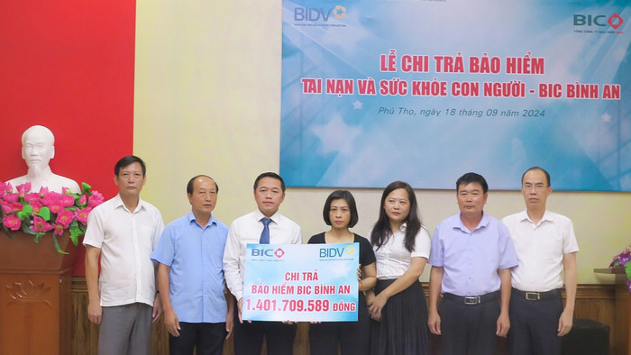 Đại diện Ngân hàng Nhà nước chi nhánh tỉnh Phú Thọ, chính quyền địa phương, BIDV Hùng Vương và BIC trao tiền bảo hiểm cho thân nhân khách hàng. Anh 01 BIC trao tien bao hiem cho dai dien gia dinh khach hang.jpg