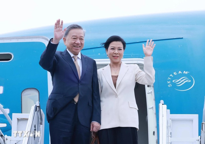 Tổng Bí thư, Chủ tịch nước Tô Lâm và Phu nhân tại sân bay quốc tế John F. Kennedy ở thành phố New York. (Ảnh: Lâm Khánh/TTXVN) tong-bi-thu-chu-tich-nuoc-8410-2171.jpg