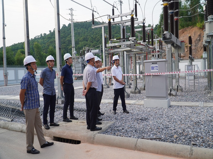 Đoàn công tác của Tập đoàn Điện lực Việt Nam, Tổng công ty Điện lực miền Bắc trực tiếp chỉ đạo, kiểm tra công tác phòng chống bão số 3 (bão Yagi) tại trạm 110kV Yên Cư (Thành phố Hạ Long, tỉnh Quảng Ninh). Bao 3 QUang Ninh 1.jpg