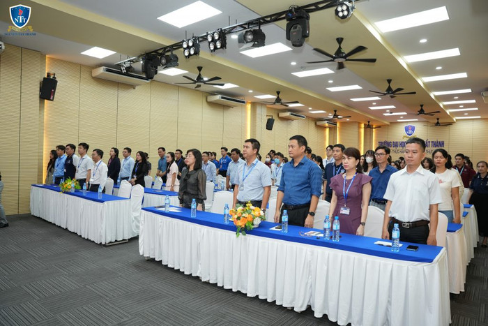 Cán bộ, giảng viên, nhân viên, sinh viên dành 1 phút mặc niệm tưởng nhớ đồng bào tử nạn và cán bộ, chiến sĩ hy sinh do bão số 3 Yagi gây ra. NTTU-20-1-1024x683.jpg