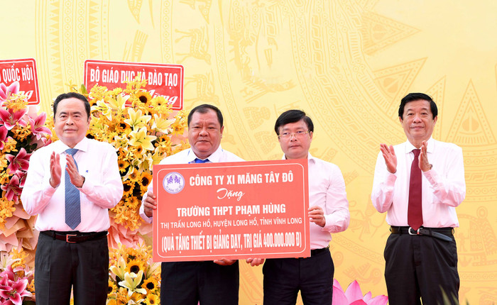 Chủ tịch Quốc hội Trần Thanh Mẫn chứng kiến lãnh đạo Công ty Xi măng Tây Đô trao kinh phí 400 triệu đồng hỗ trợ nhà trường mua thiết bị dạy học. Ảnh: Lâm Hiển Chủ tịch Quốc hội Trần Thanh Mẫn chứng kiến lãnh đạo Công ty Xi măng Tây Đô trao kinh phí 400 triệu đồng hỗ trợ nhà trường mua thiết bị dạy học. Ảnh: Lâm Hiển