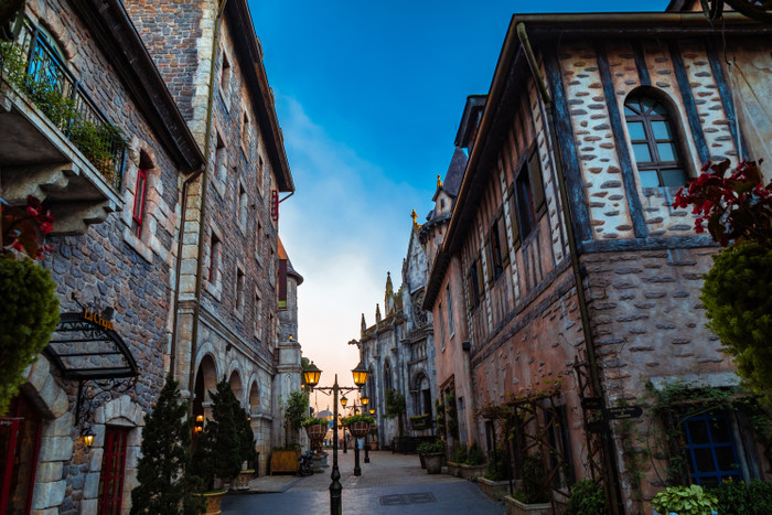 Vẻ đẹp lãng mạn của khách sạn Mercure Danang French Village Ba Na Hills. Vẻ đẹp lãng mạn của khách sạn Mercure Danang French Village Ba Na Hills.jpg