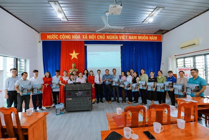Thầy cô giáo Trường Trung học phổ thông Võ Thị Sáu - huyện Côn Đảo nhận bàn giao các thiết bị hỗ trợ giáo dục do Agribank trao tặng. Thầy cô giáo Trường Trung học phổ thông Võ Thị Sáu - huyện Côn Đảo nhận bàn giao các thiết bị hỗ trợ giáo dục do Agribank trao tặng.
