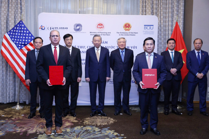 Ông Đinh Việt Phương, Tổng giám đốc Vietjet (hàng đầu, bên phải) và Ông Joseph Vitulli, Đại diện tập đoàn Honeywell (hàng đầu, bên trái) trao Thỏa thuận hợp tác trước sự chứng kiến của Tổng Bí thư, Chủ tịch nước Tô Lâm (giữa) nhân chuyến thăm và công tác tại Hoa Kỳ. Photo 2 (5).jpg