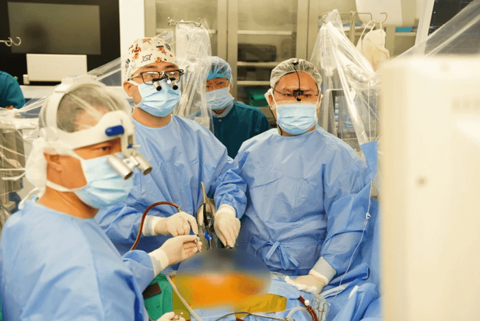 Tiến sĩ, Bác sĩ Đặng Quang Huy cùng đội ngũ thực hiện phương pháp phẫu thuật nội soi toàn bộ cho bệnh nhi mắc bệnh tim bẩm sinh. Ảnh 3.png