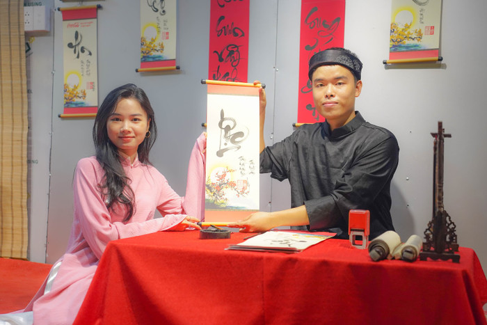 Hoạt động xin chữ ông đồ được nhiều người trẻ yêu thích. Hoạt động xin chữ ông đồ được nhiều người trẻ yêu thích.