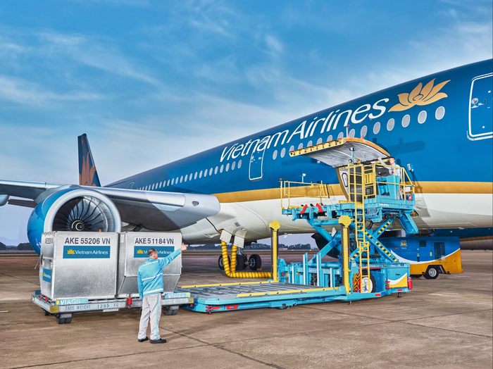 Hàng hóa đang được chất xếp lên tàu bay Vietnam Airlines. 2.png