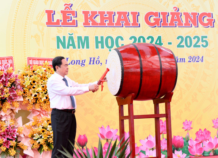 Chủ tịch Quốc hội Trần Thanh Mẫn đánh trống khai trường. Ảnh: Lâm Hiển Chủ tịch Quốc hội Trần Thanh Mẫn đánh trống khai trường. Ảnh: Lâm Hiển