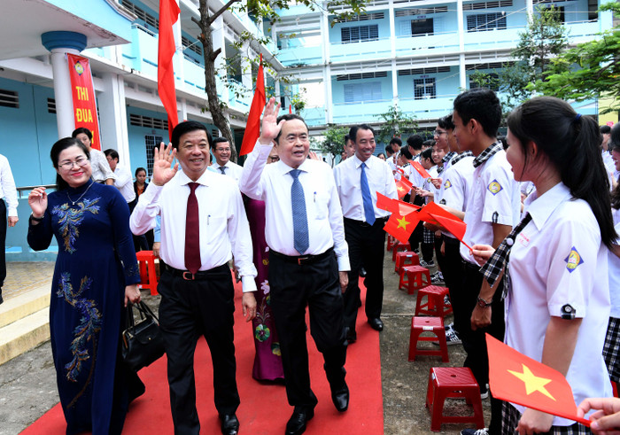 Chủ tịch Quốc hội Trần Thanh Mẫn dự Lễ khai giảng năm học mới tại Trường Trung học phổ thông Phạm Hùng, tỉnh Vĩnh Long. Ảnh: Lâm Hiển Chủ tịch Quốc hội Trần Thanh Mẫn dự Lễ khai giảng năm học mới tại Trường Trung học phổ thông Phạm Hùng, tỉnh Vĩnh Long. Ảnh: Lâm Hiển