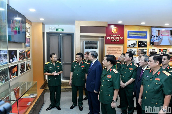 Tổng Bí thư, Chủ tịch nước Tô Lâm thăm phòng truyền thống của Học viện Quốc phòng. 3.jpg