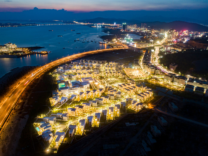 Premier Village Ha Long Bay Resort lung linh về đêm Premier Village Ha Long Bay Resort lung linh về đêm.jpg