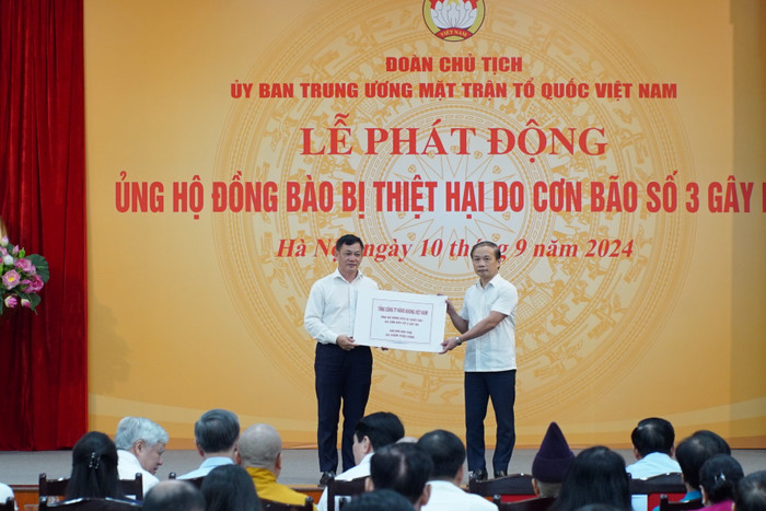 Chủ tịch Công đoàn VNA đại diện trao tiền ủng hộ đồng bào bị thiệt hại do cơn bão số 3 gây ra. 1.jpg