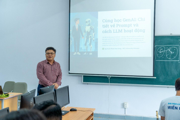 Phó Giáo sư, Tiến sĩ Phạm Văn Song – Hiệu trưởng nhà trường đích thân đứng lớp giảng dạy học phần “Trí tuệ nhân tạo và các ứng dụng”. Phó Giáo sư, Tiến sĩ Phạm Văn Song – Hiệu trưởng nhà trường đích thân đứng lớp giảng dạy học phần “Trí tuệ nhân tạo và các ứng dụng”.