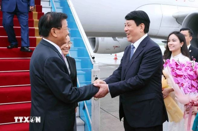 Ủy viên Bộ Chính trị, Thường trực Ban Bí thư Lương Cường đón Tổng Bí thư, Chủ tịch nước Lào Thongloun Sisoulith và Phu nhân tại sân bay quốc tế Nội Bài. (Ảnh: Phạm Kiên/ TTXVN) Ủy viên Bộ Chính trị, Thường trực Ban Bí thư Lương Cường đón Tổng Bí thư, Chủ tịch nước Lào Thongloun Sisoulith và Phu nhân tại sân bay quốc tế Nội Bài. (Ảnh: Phạm Kiên/ TTXVN)