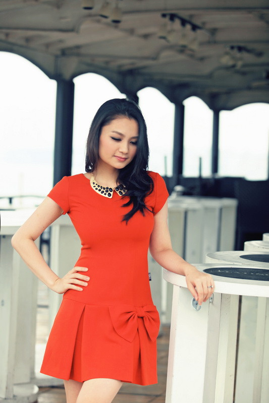 Khi nhận lời làm người mẫu cho bộ sưu tập mới của hãng thời trang Take sau 9 tháng nghỉ sinh con, Diệu Hương rất tự tin diện những trang phục công sở bó sát. Khi nhận lời làm người mẫu cho bộ sưu tập mới của hãng thời trang Take sau 9 tháng nghỉ sinh con, Diệu Hương rất tự tin diện những trang phục công sở bó sát.