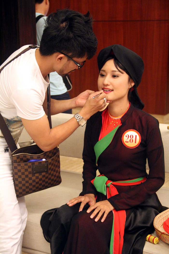 Thí sinh Nguyễn Thị Thu Hương trang điểm trước khi bước lên sân khấu biểu diễn một tiết mục quan họ. Thí sinh Nguyễn Thị Thu Hương trang điểm trước khi bước lên sân khấu biểu diễn một tiết mục quan họ.
