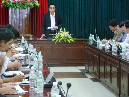 Chủ tịch UBND TP Đà Nẵng Văn Hữu Chiến tuyên bố cắt giảm kinh phí của Công ty Sơn Lâm 1 tỉ đồng và cắt 3 ca sĩ Mỹ Tâm, Kasim Hoàng Vũ, Bùi Anh Tuấn ra khỏi DIFC 2013 do đòi cát-sê quá cao! - Ảnh: HC Chủ tịch UBND TP Đà Nẵng Văn Hữu Chiến tuyên bố cắt giảm kinh phí của Công ty Sơn Lâm 1 tỉ đồng và cắt 3 ca sĩ Mỹ Tâm, Kasim Hoàng Vũ, Bùi Anh Tuấn ra khỏi DIFC 2013 do đòi cát-sê quá cao! - Ảnh: HC