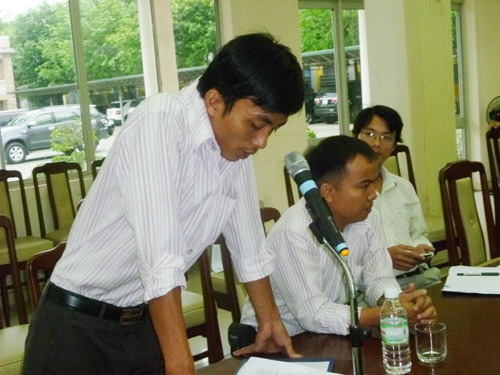 Công ty Sơn Lâm chỉ cử nhân viên Nguyễn Chí Thành đi dự cuộc họp kiểm tra công tác chuẩn bị DIFC 2013 do đích thân Chủ tịch UBND TP Đà Nẵng chủ trì. Và anh này chỉ biết cúi gằm mặt trước các câu hỏi được đặt ra! - Ảnh: HC Công ty Sơn Lâm chỉ cử nhân viên Nguyễn Chí Thành đi dự cuộc họp kiểm tra công tác chuẩn bị DIFC 2013 do đích thân Chủ tịch UBND TP Đà Nẵng chủ trì. Và anh này chỉ biết cúi gằm mặt trước các câu hỏi được đặt ra! - Ảnh: HC