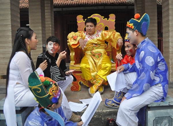 NSƯT Chí Trung hóa thân Ngọc hoàng trong đĩa hài Tết 2012. NSƯT Chí Trung hóa thân Ngọc hoàng trong đĩa hài Tết 2012.