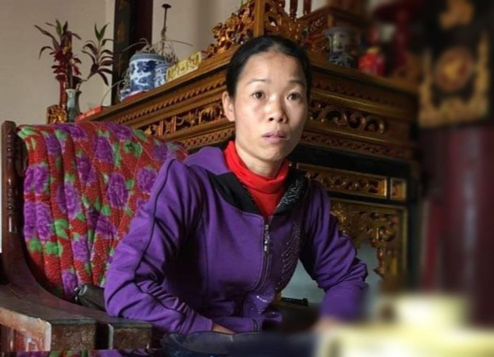 Cô Thúy phải làm thuê đủ nghề để duy trì cuộc sống bên cạnh đồng lương ít ỏi (Ảnh:V.N)