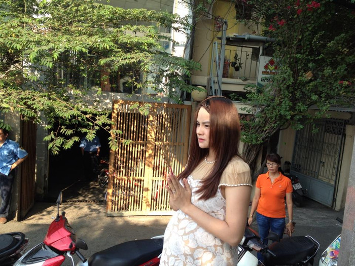 Khi thì thành tâm cầu khấn...