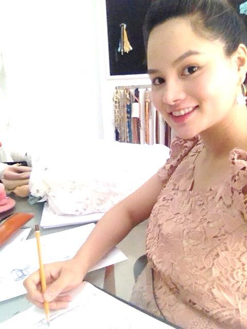 Cô rất mong chờ sự ra đời của đứa con đầu lòng.