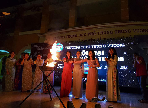 Ban Giám hiệu nhà trường thắp lên ngọn lửa trại với những nhiệt huyết, ước mơ và hoài bão (ảnh: P.L) Ban Giám hiệu nhà trường thắp lên ngọn lửa trại với những nhiệt huyết, ước mơ và hoài bão (ảnh: P.L)